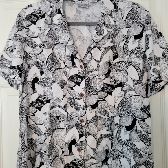 Chico's Blouse Linen Black White Art to wear abstract Short Sleeve Buttondown - Picture 2 of 4